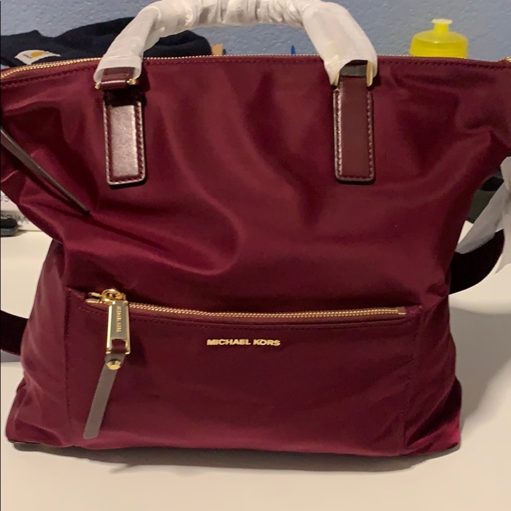 MICHAEL KORS Ariana Large Nylon Tote Bag (Plum)